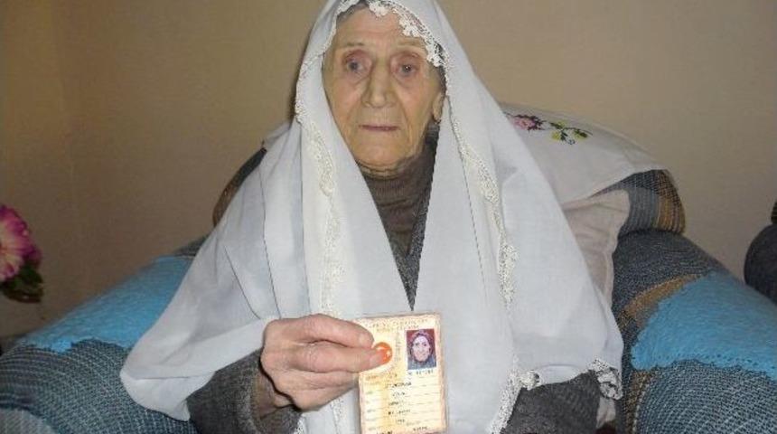 106 Yaşındaki M&uuml;nnevver Nineye Doğum G&uuml;n&uuml; S&uuml;rprizi