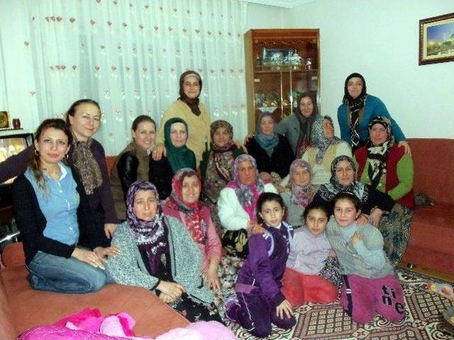 Ak Partili Hanımlar Yaşlıların Yanında 1