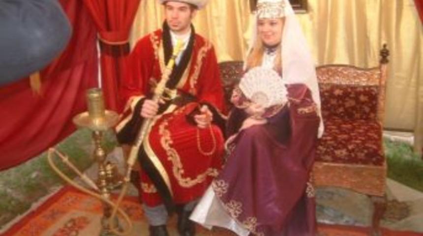 Osmanlı Giysileriyle Fotoğraf &Ccedil;ektirdiler