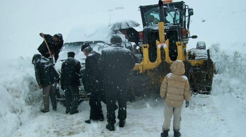 Karla Kapanan Yolda Muhsur Kalan 60 Kişi, Kurtarıldı