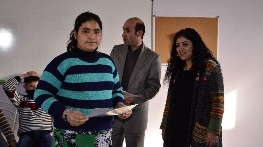 &Ccedil;amaşır Evleri&rsquo;ndeki Kursiyerler Sertifikalarını Alıyor