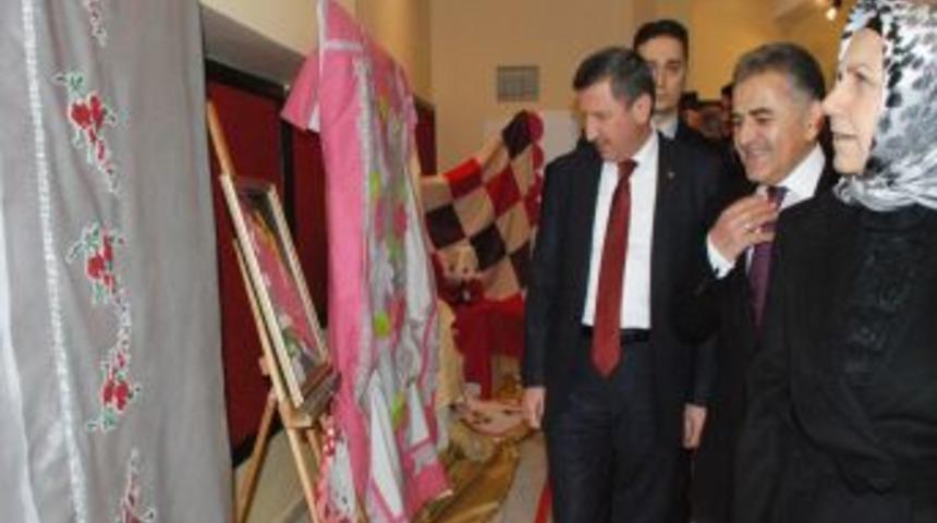 Mel-Mek Kurslarında El Işi G&ouml;z Nuru Eserler Sergilendi