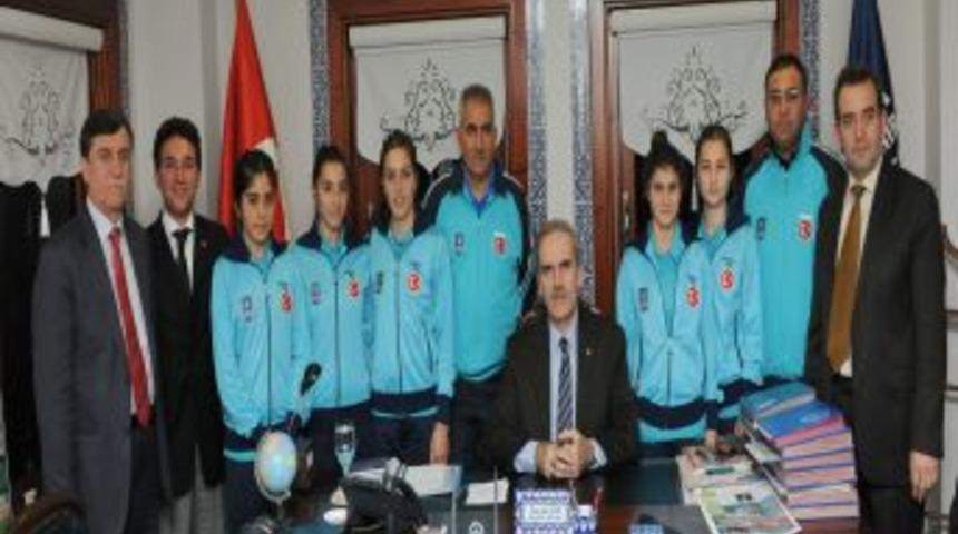 Bursalı Bayan Atletler Ispanya Yolcusu