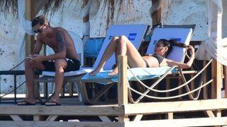 Amine Gülşe ve Mesut Özil tatilde! Yan locaları da kapattılar