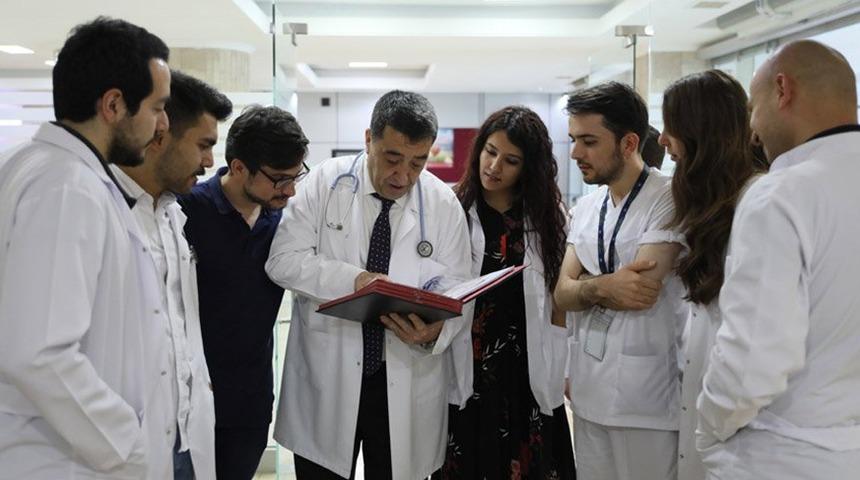 Zorlu hayat m&uuml;cadelesi onu vazge&ccedil;irmedi: Fırıncıydı doktor oldu!