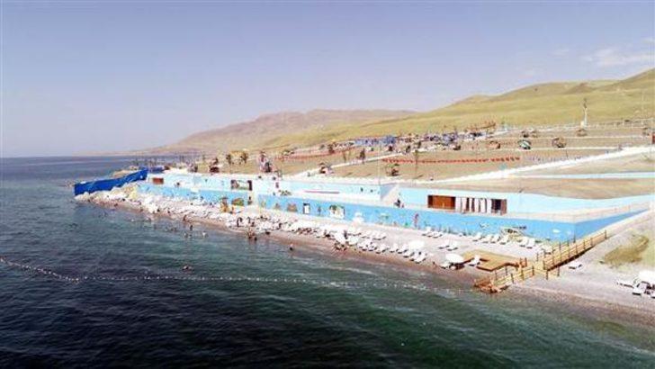 Van Gölü'nün mavi bayraklı plajına tatilci akını G2