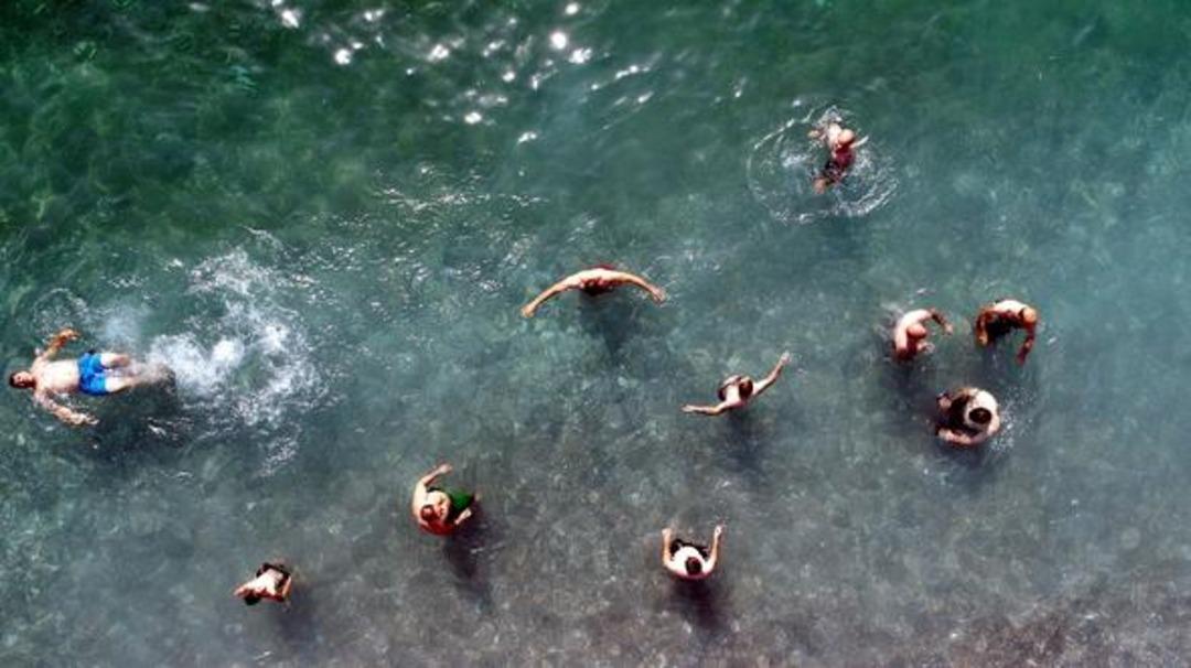 Van G&ouml;l&uuml;'n&uuml;n mavi bayraklı plajına tatilci akını