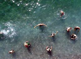 Van Gölü'nün mavi bayraklı plajına tatilci akını