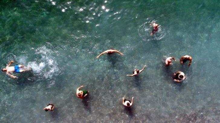 Van Gölü'nün mavi bayraklı plajına tatilci akını G3