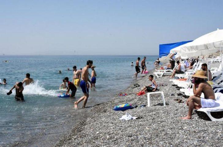 Van Gölü'nün mavi bayraklı plajına tatilci akını G5