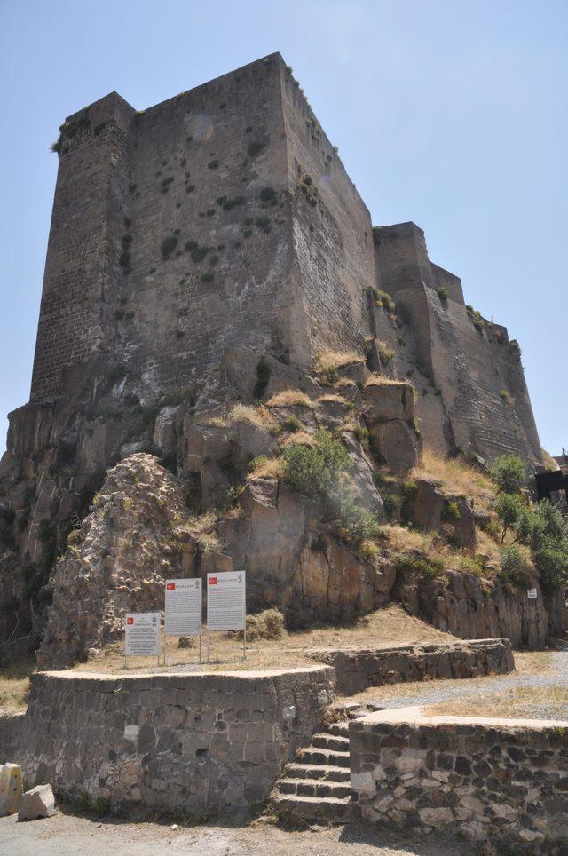 Bitlis Kalesi'nde kazı çalışması yeniden başladı