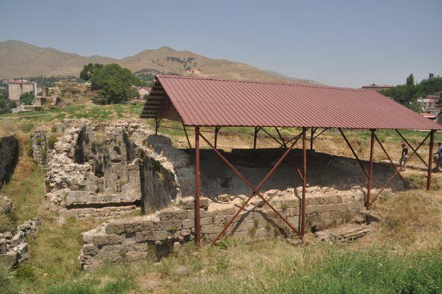 Bitlis Kalesi'nde kazı çalışması yeniden başladı