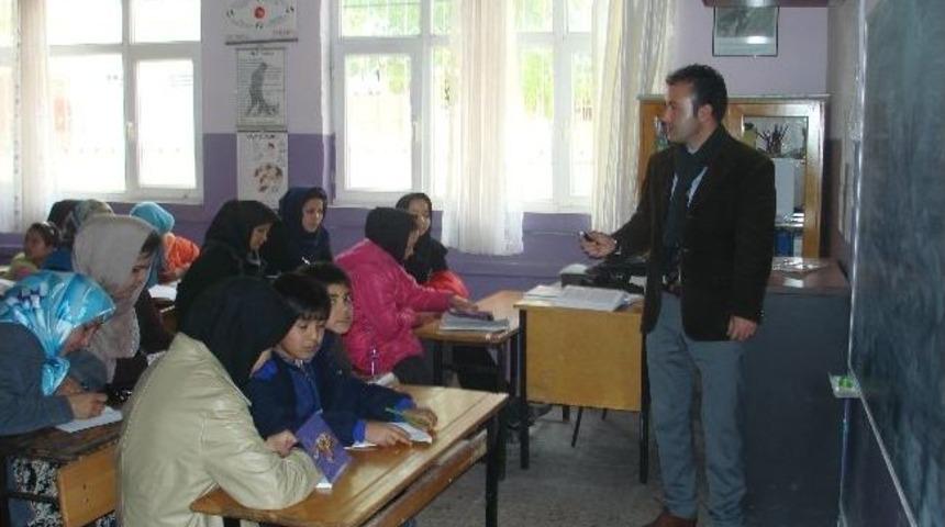 Afgan M&uuml;lteciler T&uuml;rk&ccedil;e &Ouml;ğreniyor
