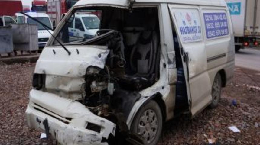 Kaza Yapan Minib&uuml;s S&uuml;r&uuml;c&uuml;s&uuml;n&uuml; Itfaiye Kurtardı