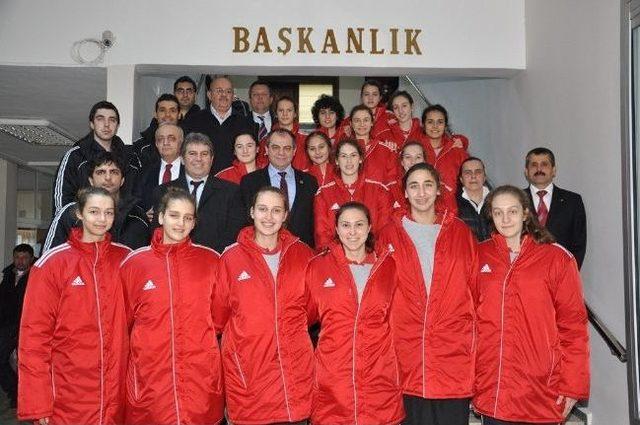 Basketbol Yıldız Kızlar Milli Takımından Başkan Dalgıç’a Ziyaret