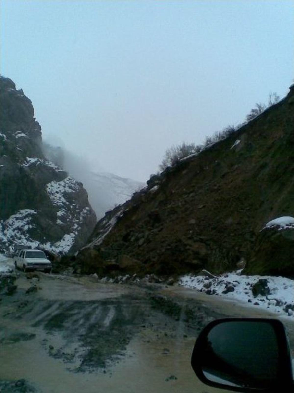 Şemdinli&rsquo;de Yollar Kapandı