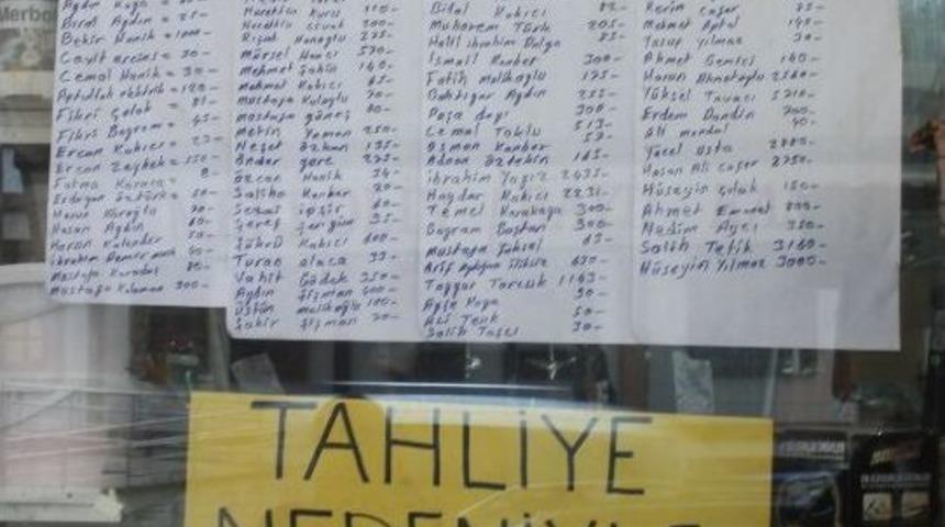 Bor&ccedil;luların Listesini İş Yerinin Camına Astı