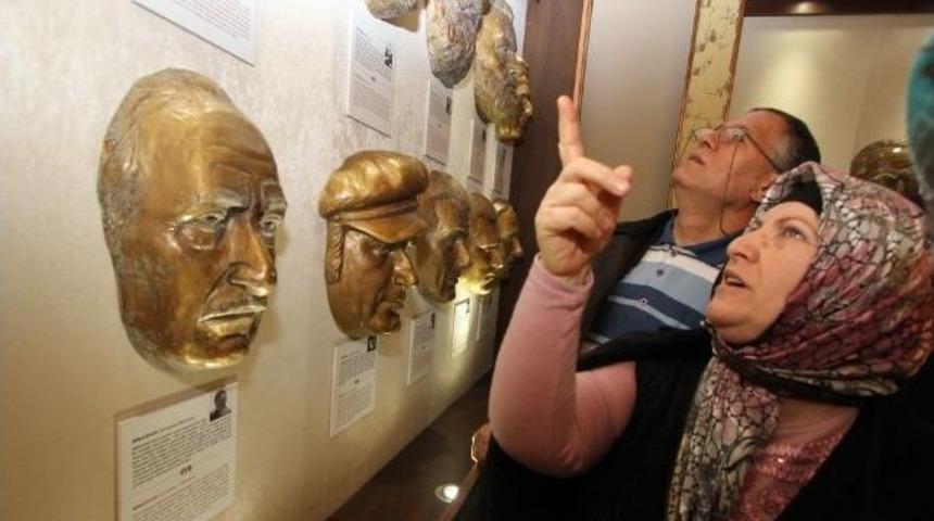 Konak Belediyesi Yaşlıları Hayata Katıyor