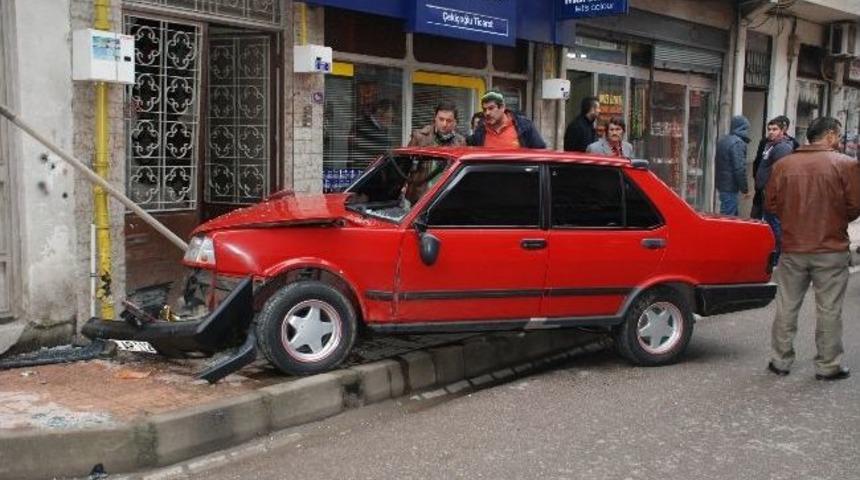 Otomobil Yayalara &Ccedil;arptı: 4 Yaralı