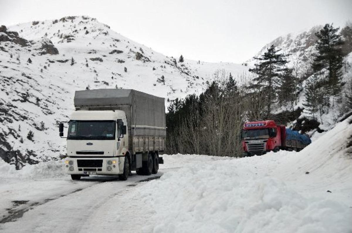 G&uuml;m&uuml;şhane&rsquo;de Denetimden Ka&ccedil;an Kamyonlar K&ouml;y Yollarını Tahrip Ediyor