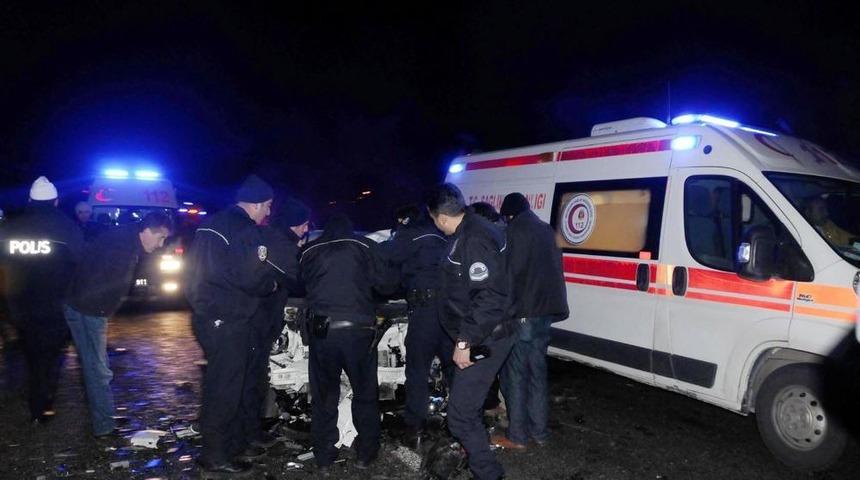 Buzlu Yolda Kayan Otomobil, Polis Aracına &Ccedil;arptı: 4 Yaralı