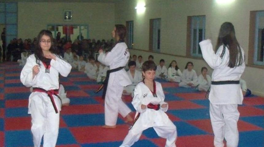 Akarsu Taekwondo Kul&uuml;b&uuml;, Yeni Yılın İlk Kuşak Sınavını Yaptı