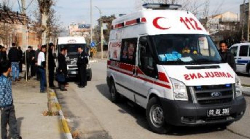 Minib&uuml;s Yayaya &Ccedil;arptı: 1 Yaralı