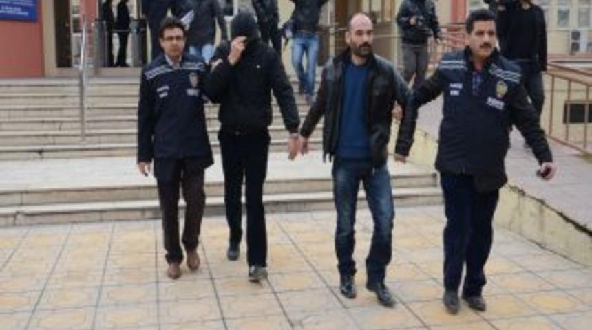 &Ccedil;elik Kasa Hırsızı, I&ccedil;tiği Sigaradan Yakalandı