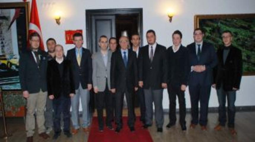 Vali &Ouml;z&ccedil;imen: Globalleşen D&uuml;nyada Gen&ccedil;lere &Ccedil;ok &Ouml;nemli G&ouml;revler D&uuml;ş&uuml;yor