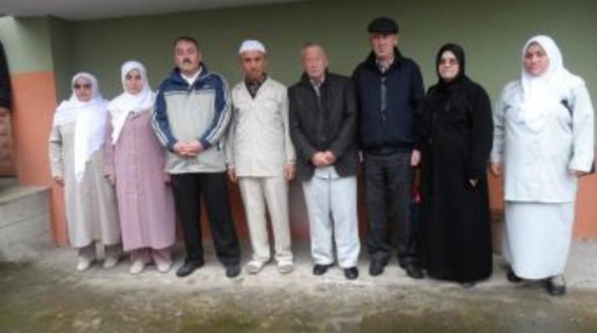 &Ccedil;amlıbel K&ouml;y&uuml;nden 9 kişi Umreye gitti