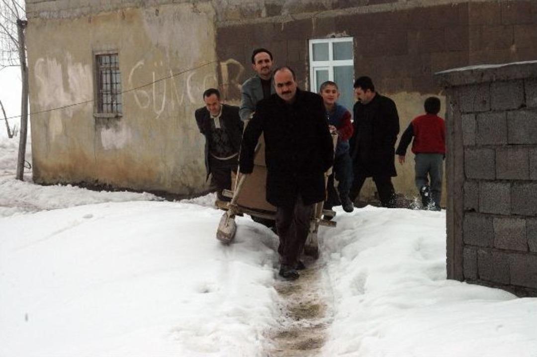 T&uuml;t&uuml;nler Kızaklarla Taşınıyor