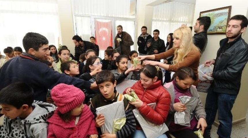 Karşıyakalı Gen&ccedil;ler K&uuml;t&uuml;phanelerin Yolunu Tuttu