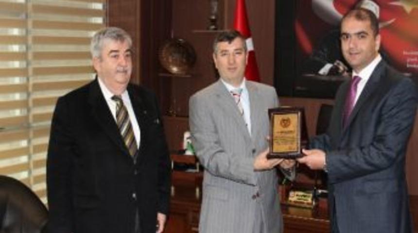 Başsavcı &Ccedil;i&ccedil;ekli&rsquo;ye Kilis Barosu Tarafından Plaket Verildi
