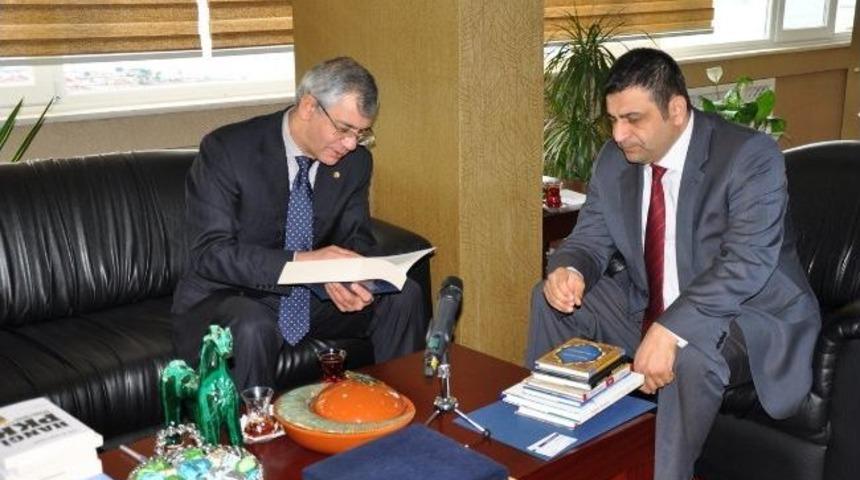 Khazar &Uuml;niversitesi'nden Rekt&ouml;r La&ccedil;iner'e Ziyaret