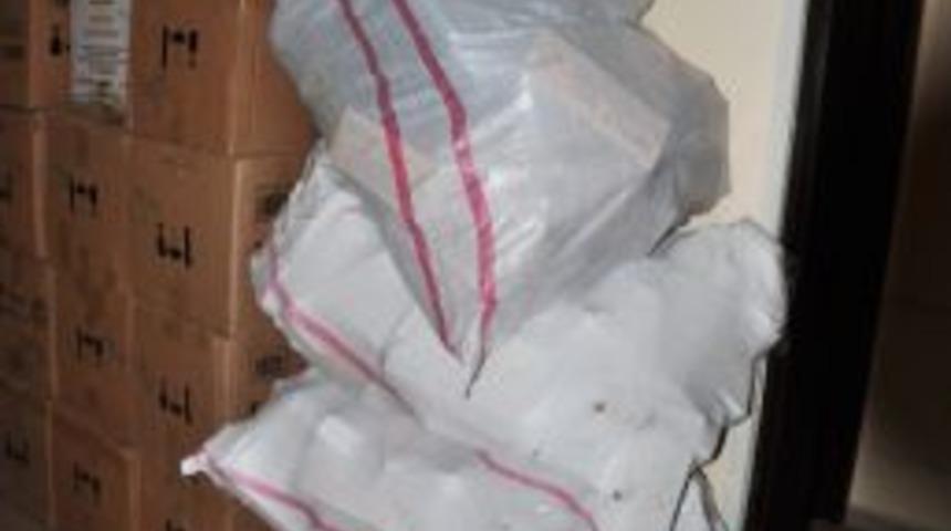 Alanya'da D&ouml;rt Bin Paket Ka&ccedil;ak Sigara İle On Kilo &Ccedil;ay Ele Ge&ccedil;irildi