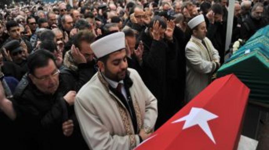 Ferdi &Ouml;zbeğen Dualarla Uğurlandı