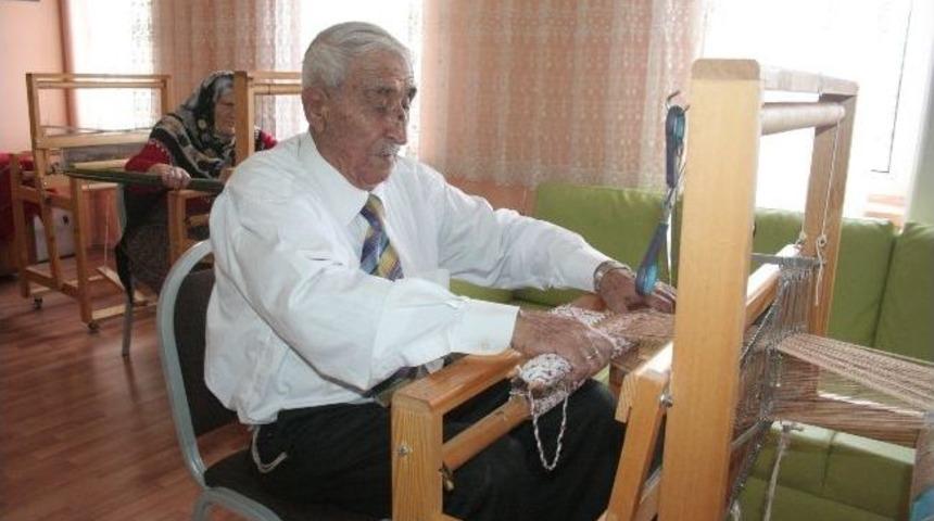 Huzurevi Sakinlerinden &Uuml;retime Destek