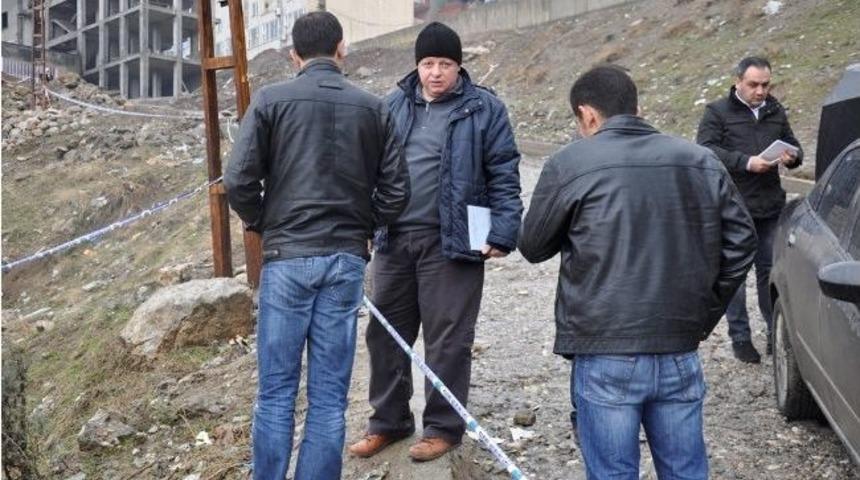 Şırnak Cumhuriyet Savcısı Tayip Eroğlu, İstinat Duvarı Yıkılan Halı Sahada İncelemelerde Bulundu