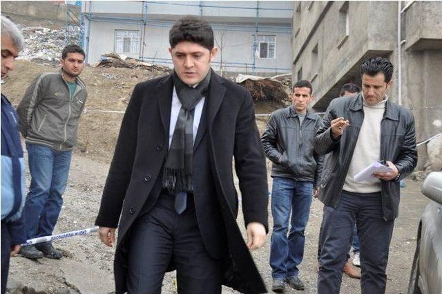 Şırnak Cumhuriyet Savcısı Tayip Eroğlu, İstinat Duvarı Yıkılan Halı Sahada İncelemelerde Bulundu 1