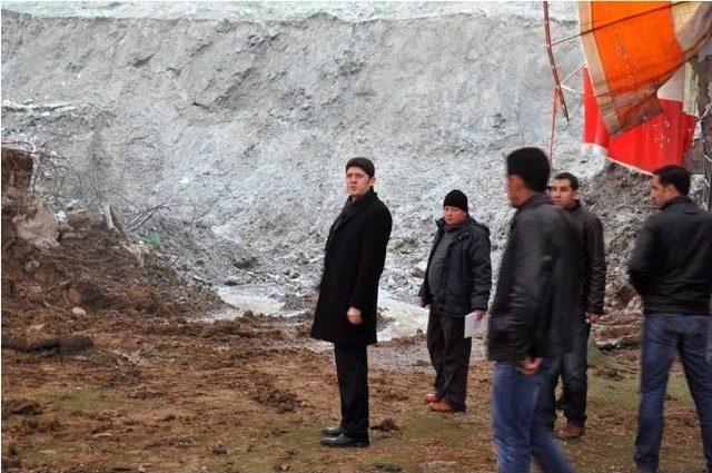 Şırnak Cumhuriyet Savcısı Tayip Eroğlu, İstinat Duvarı Yıkılan Halı Sahada İncelemelerde Bulundu 2