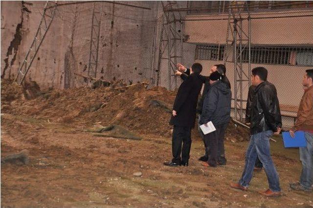 Şırnak Cumhuriyet Savcısı Tayip Eroğlu, İstinat Duvarı Yıkılan Halı Sahada İncelemelerde Bulundu 3