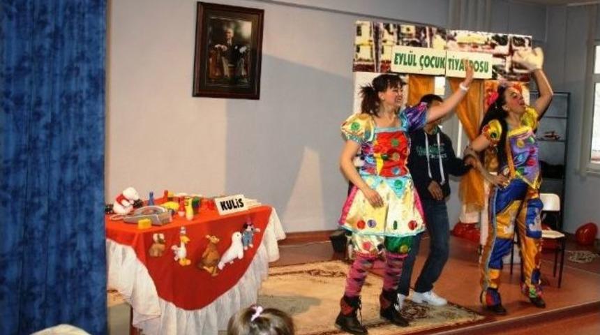 S&ouml;mestr Tatilinde Tiyatro G&ouml;sterisi İle Stres Attılar