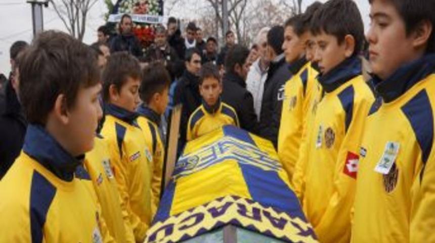 Arif Pe&ccedil;enek G&ouml;zyaşları Arasında Son Yolculuğuna Uğurlandı