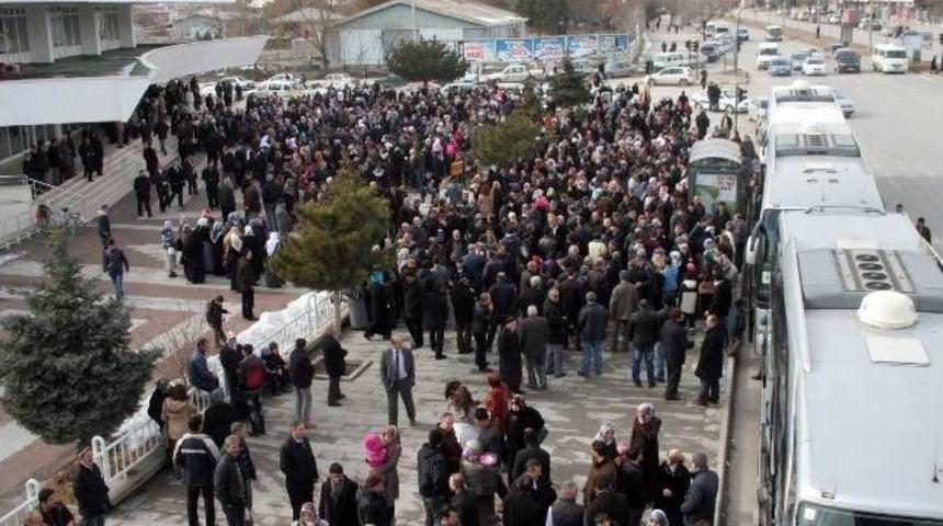 Umreciler Dualar Ve G&ouml;zyaşlarıyla Uğurlandı