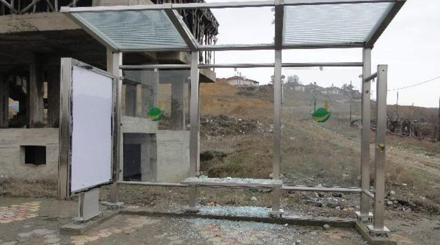 Aynı Durağın Camları Bir Ay İ&ccedil;erisinde 3. Kez Kırıldı