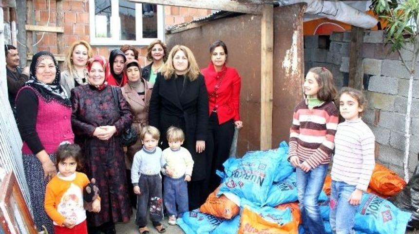 Ak Partili Kadınlardan Sel Mağduru Aileye Yardım