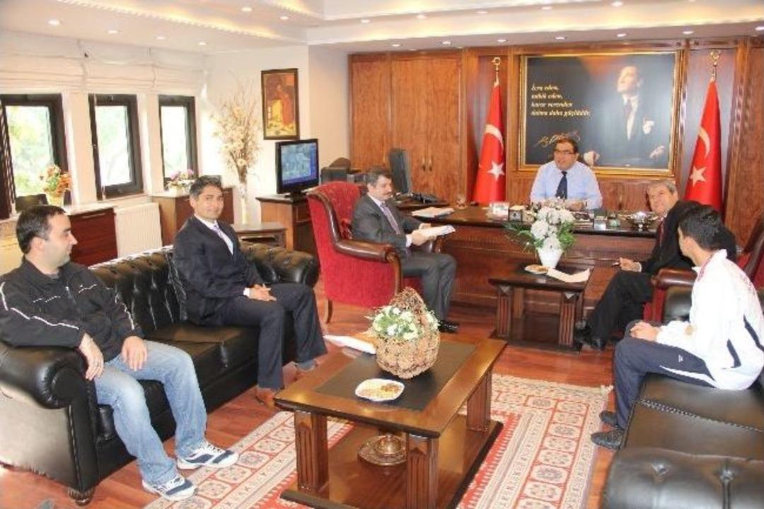 T&uuml;rkiye Şampiyonu&rsquo;ndan Başkan Alıcık Ve Kaymakam Okur&rsquo;a Ziyaret