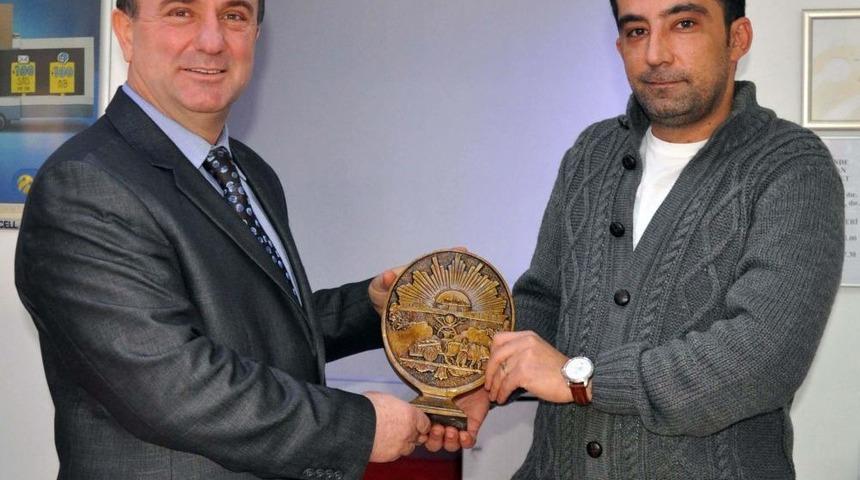 Esnafa &lsquo;İstikl&acirc;l Madalyası&rsquo; Hediyesi