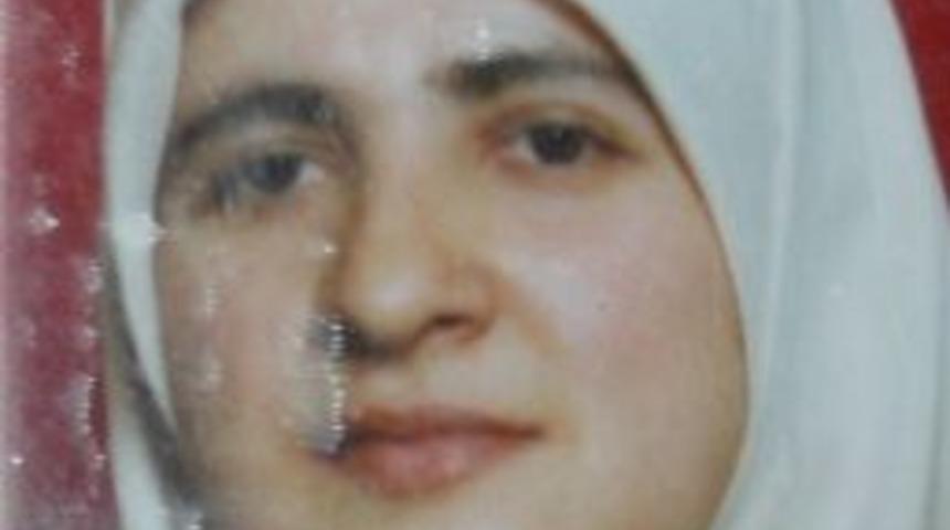 Eşinin Park Ettiği Aracın Kapılarını Kontol Etmeye &Ccedil;alışırken D&uuml;şerek &Ouml;ld&uuml;