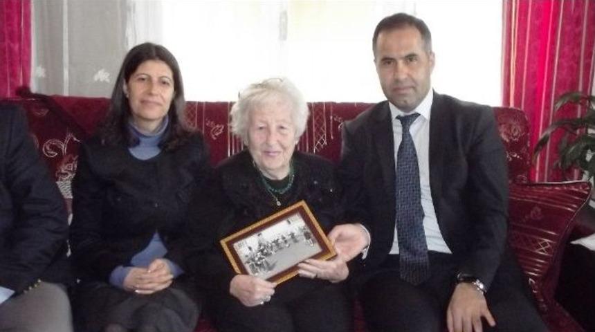 97 Yaşındaki Emekli &Ouml;ğretmeni Duygulandıran Jest